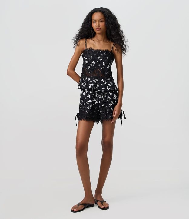 Short con Estampado Floral y Bajo de Encaje