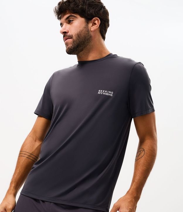 Remera Regular en Poliamida con Tecnologia Dry y Estampa Lettering Seeking My Highs