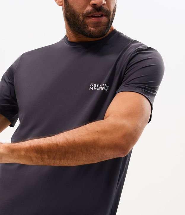 Remera Regular en Poliamida con Tecnologia Dry y Estampa Lettering Seeking My Highs 3