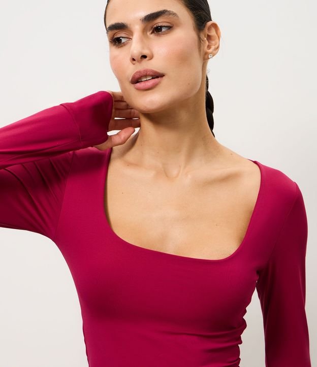 Blusa Cropped Deportiva en Microfibra con Abertura Para Polegar 4