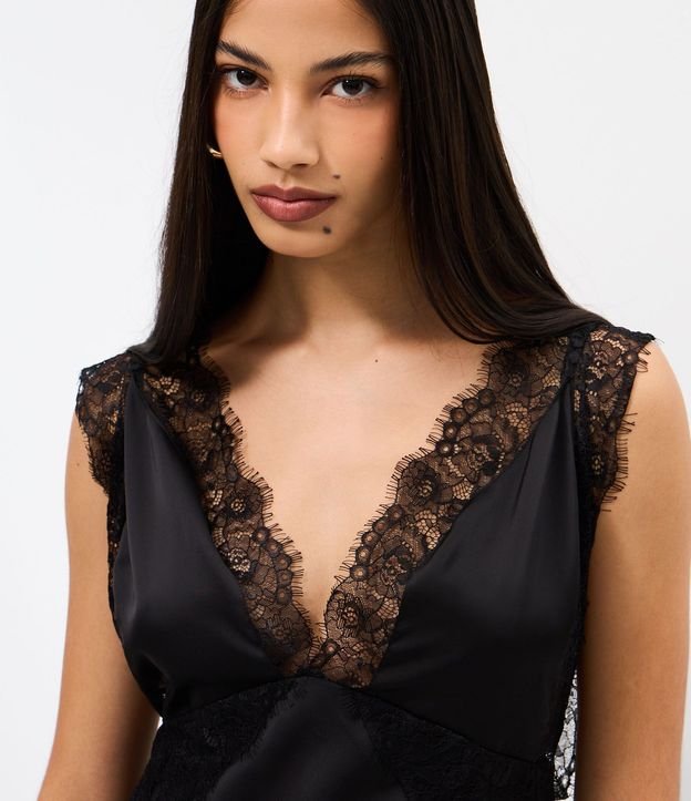 Vestido Midi en Satén con Escote V y Detalle en Encaje 3