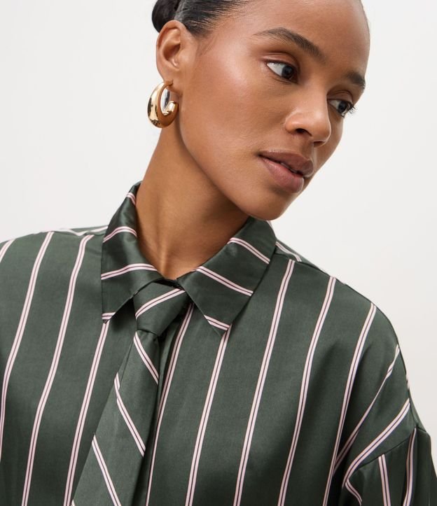 Camisa Satinada Rayada con Corbata 3