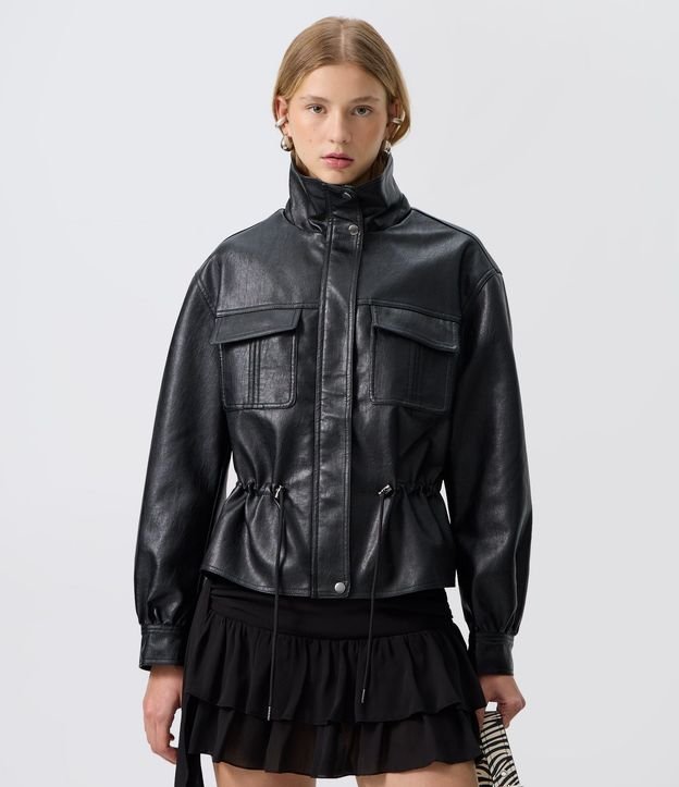 Campera en PU con Cuello Alto y Bolsillos Delanteros