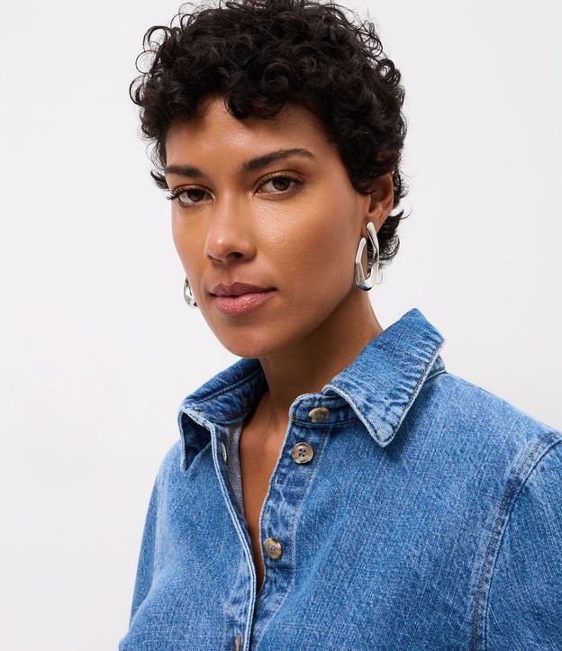Camisa en Jeans con Botones y Puños Alargados 3