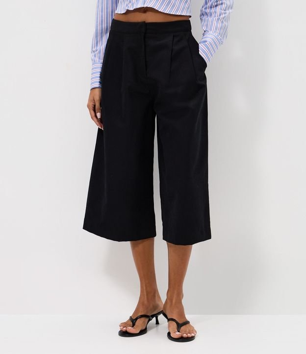 Pantalón Pantacourt en Sarga con Pliegues Delanteros 2