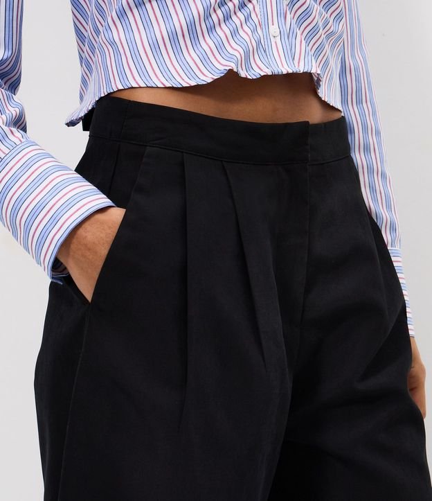 Pantalón Pantacourt en Sarga con Pliegues Delanteros 3