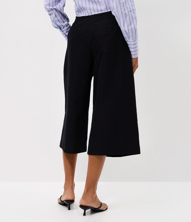 Pantalón Pantacourt en Sarga con Pliegues Delanteros 4