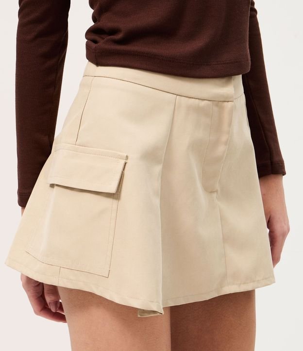Short Pollera en Sarga con Bolsillos Cargo y Pliegues 3