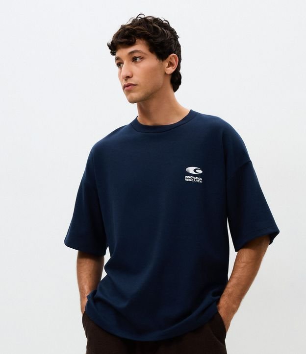 Remera de Algodón con Mangas Cortas y Lettering “Innovation Research” Oversized. 2