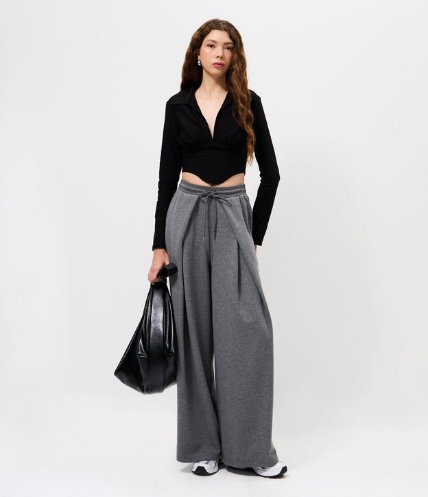 Pantalón Wide en Suedine con Pliegues Delanteros