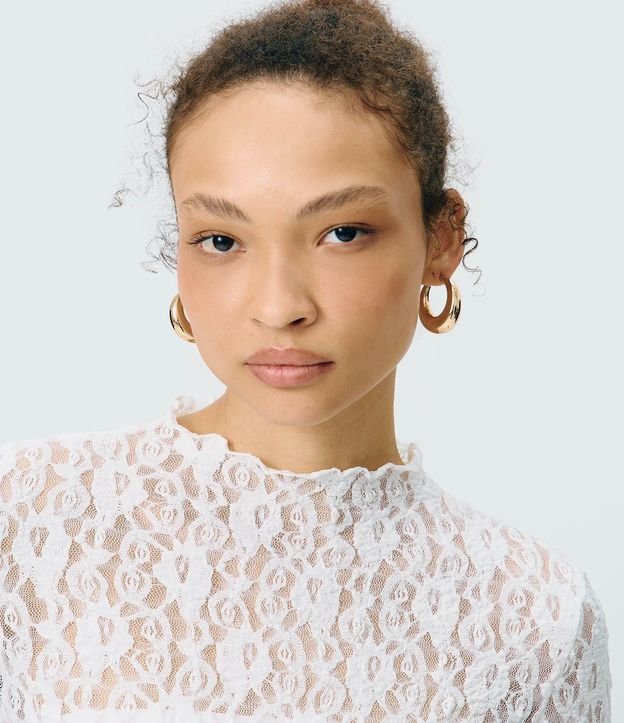 Blusa Manga Larga en Encaje Vazado con Transparencia y Cuello Alto 3