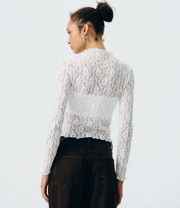 Blusa Manga Larga en Encaje Vazado con Transparencia y Cuello Alto 4
