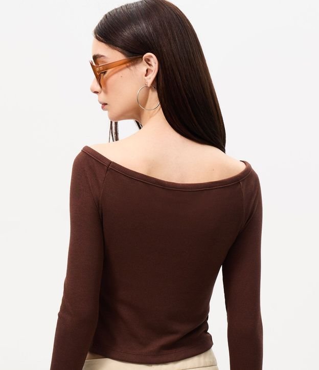Blusa en Viscosa con Escote Hombro a Hombro y Piedras en el Escote 4
