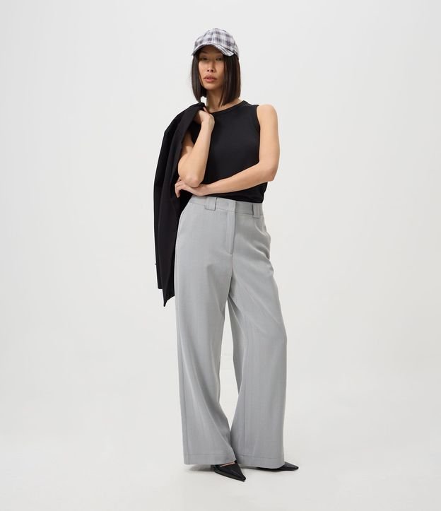Musculosa Básica en Rib con Modelo Ajustado 2