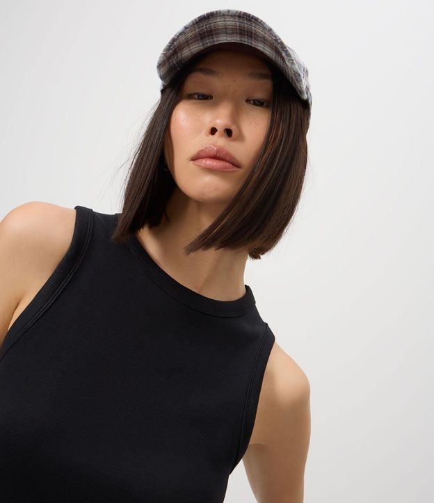 Musculosa Básica en Rib con Modelo Ajustado 3