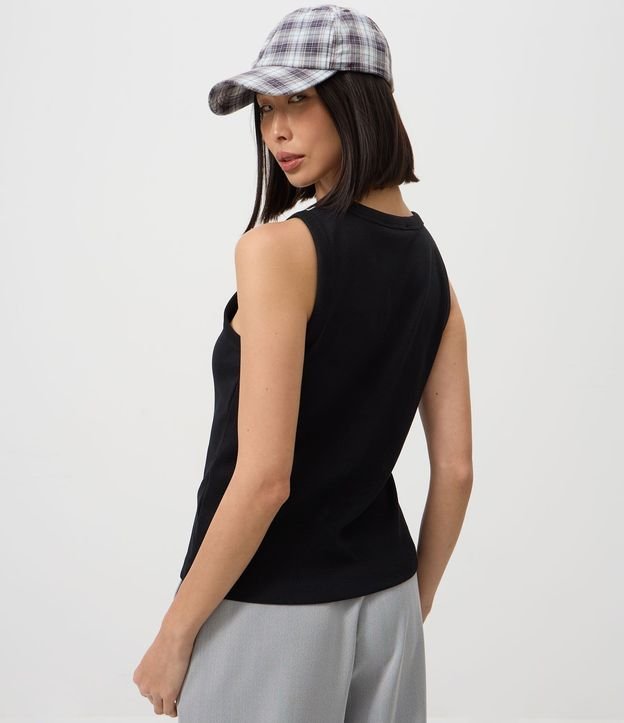 Musculosa Básica en Rib con Modelo Ajustado 4