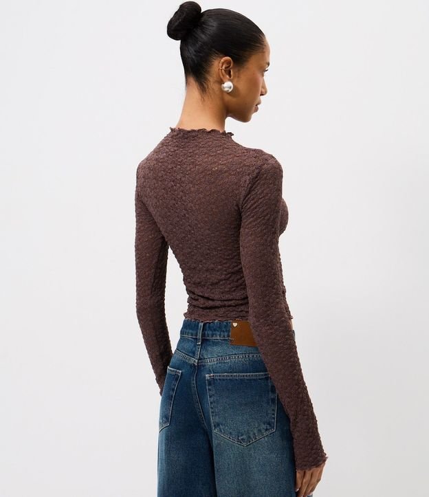 Blusa Manga Larga en Encaje Texturizada con Cuello Alto 4