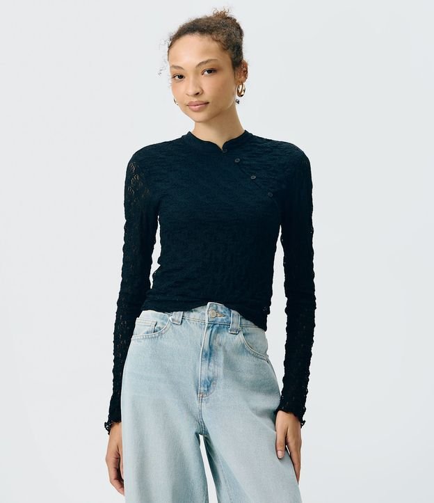 Blusa Manga Larga en Encaje con Botones Diagonales en el Cuello 3