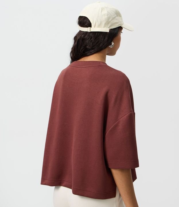 Remera en Modal con Modelo Amplio y Cuello Alto 4