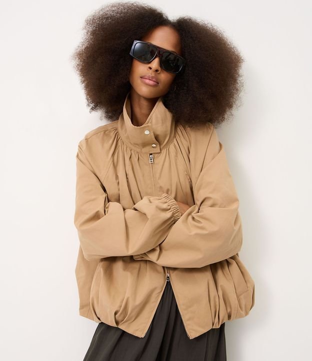 Campera Bomber en Sarga con Pliegues Delanteros y Rompevientos