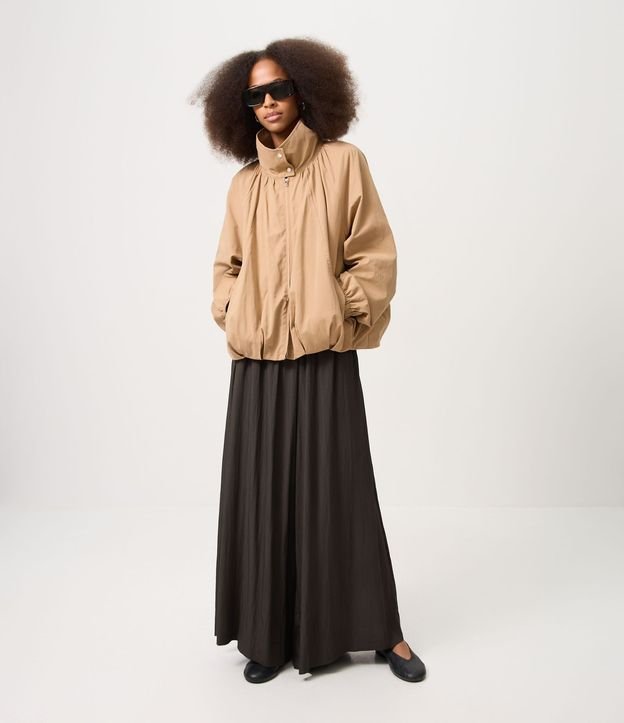 Campera Bomber en Sarga con Pliegues Delanteros y Rompevientos 2
