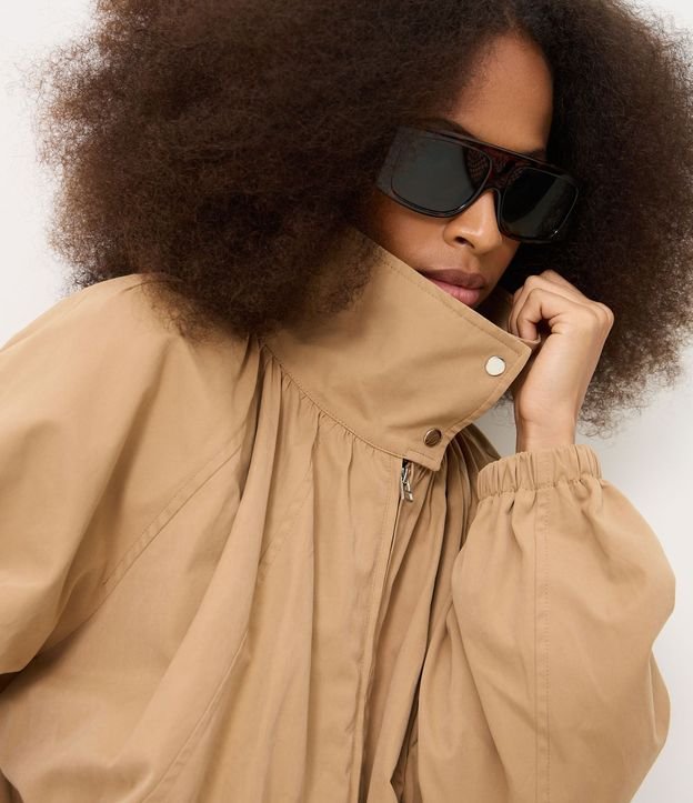Campera Bomber en Sarga con Pliegues Delanteros y Rompevientos 3