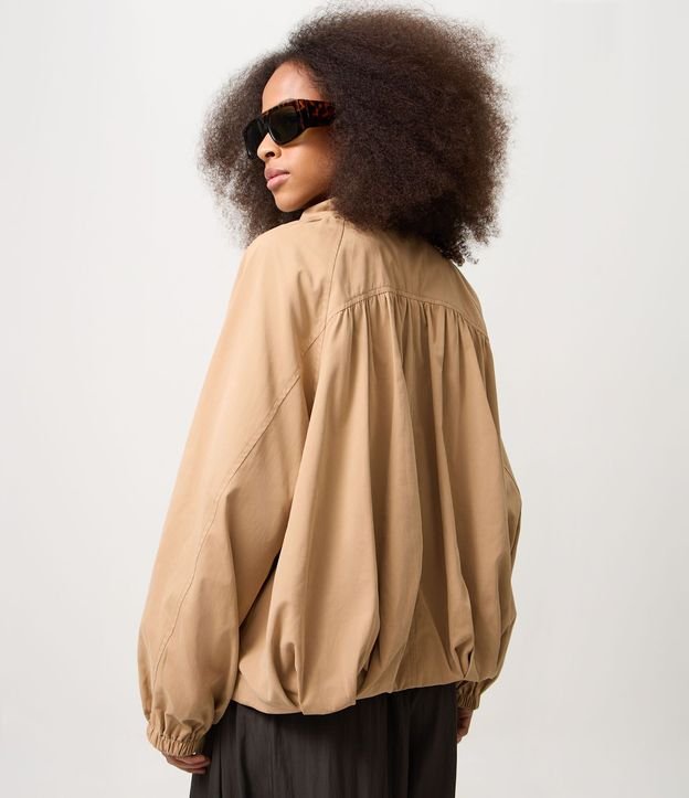 Campera Bomber en Sarga con Pliegues Delanteros y Rompevientos 4