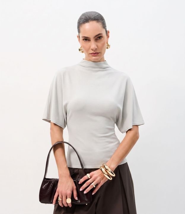 Blusa Amplia con Cuello Alto y Mangas Cortas