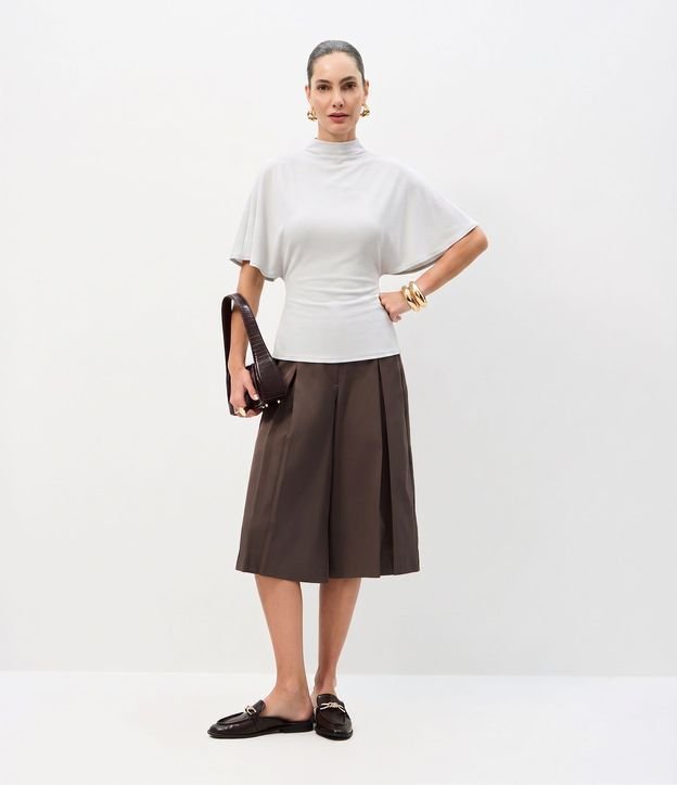 Blusa Amplia con Cuello Alto y Mangas Cortas 2