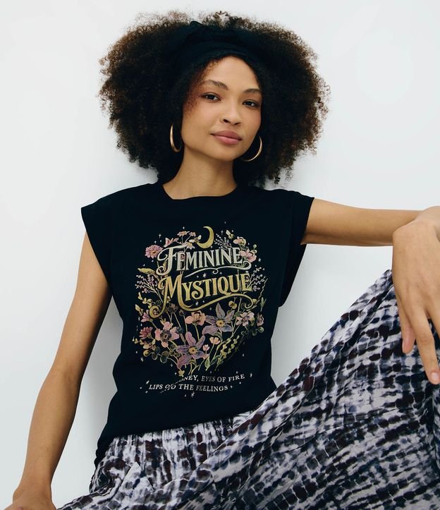Blusa Muscle con Estampado Feminine Mystique y Bajo de Encaje