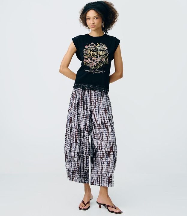 Blusa Muscle con Estampado Feminine Mystique y Bajo de Encaje 2