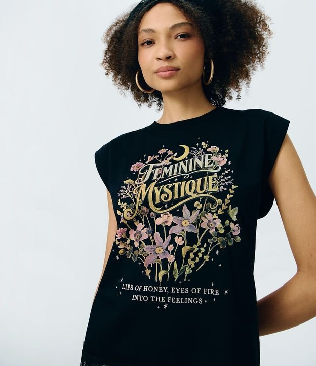 Blusa Muscle con Estampado Feminine Mystique y Bajo de Encaje 4