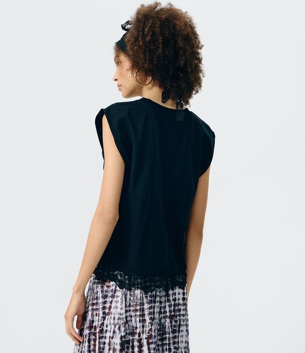 Blusa Muscle con Estampado Feminine Mystique y Bajo de Encaje 5