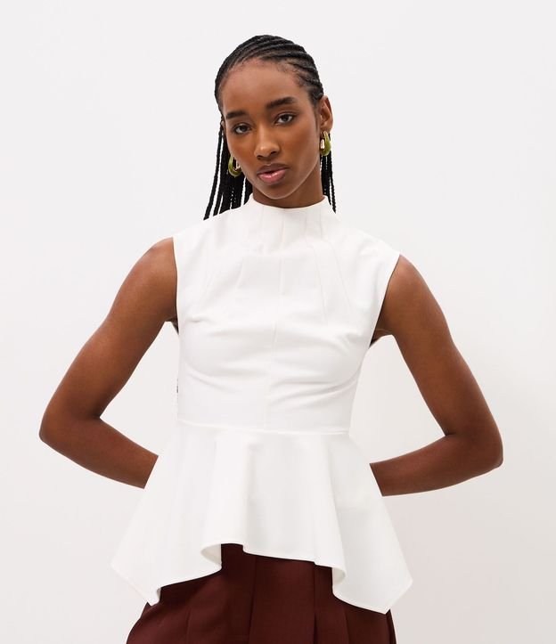Blusa con Cuello Alto y Bajo Peplum Asimétrico