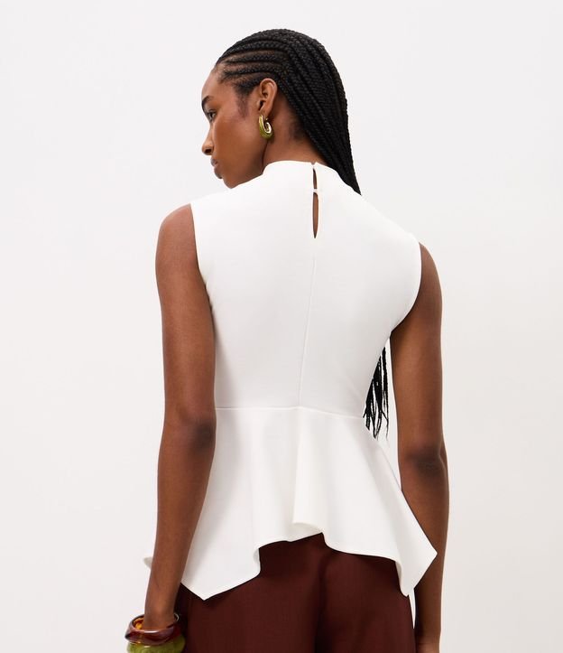 Blusa con Cuello Alto y Bajo Peplum Asimétrico 4