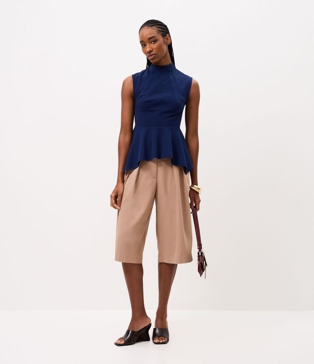 Blusa con Cuello Alto y Bajo Peplum Asimétrico 2