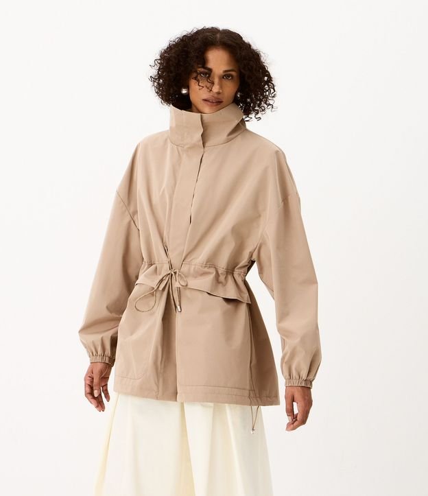 Campera Corta Vento Oversized con Ajuste en la Cintura y Bolsillos con Solapa