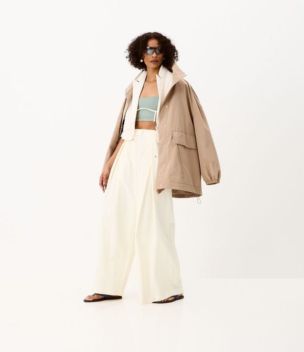 Campera Corta Vento Oversized con Ajuste en la Cintura y Bolsillos con Solapa 2