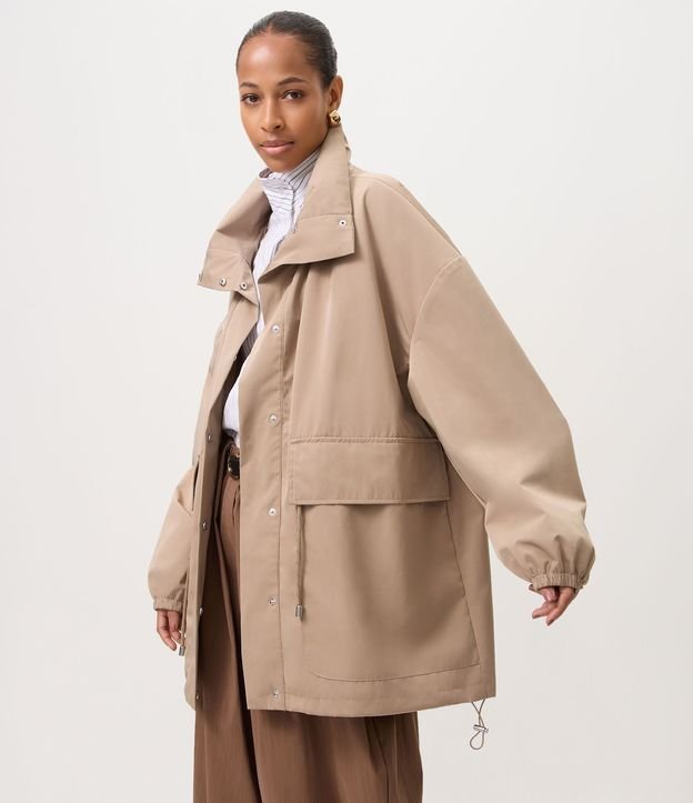 Campera Corta Vento Oversized con Ajuste en la Cintura y Bolsillos con Solapa 3