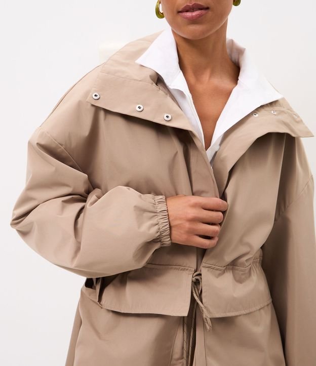 Campera Corta Vento Oversized con Ajuste en la Cintura y Bolsillos con Solapa 5