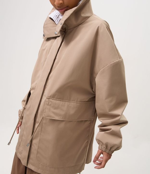 Campera Corta Vento Oversized con Ajuste en la Cintura y Bolsillos con Solapa 8