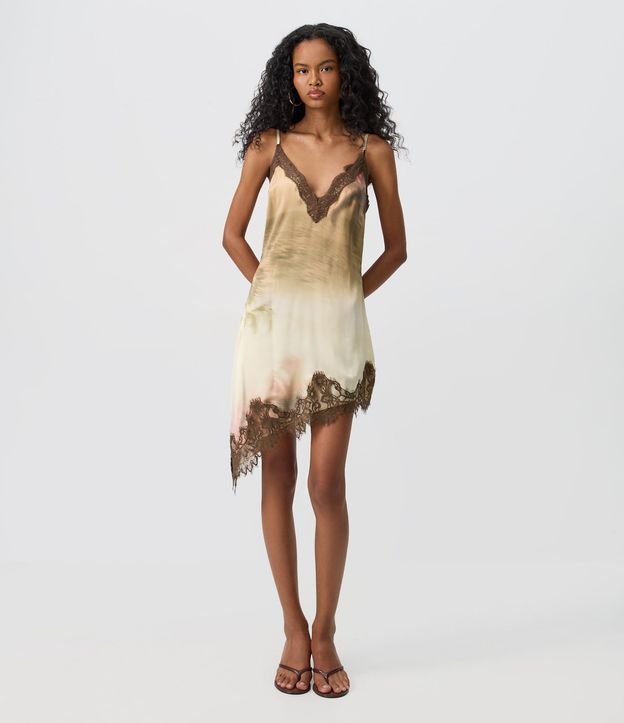 Vestido Satinado Degradé con Bajo Asimétrico Rendado