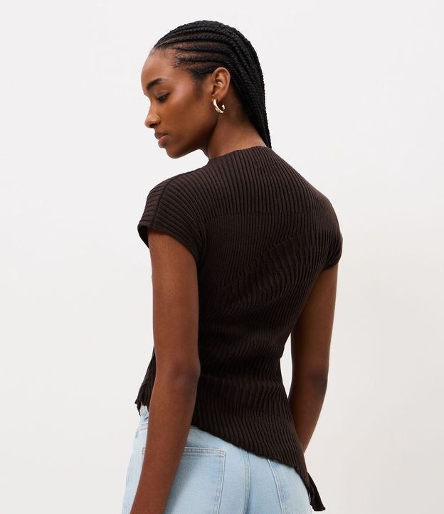 Blusa en Punto con Cuello Alto y Bajo Asimétrico 4