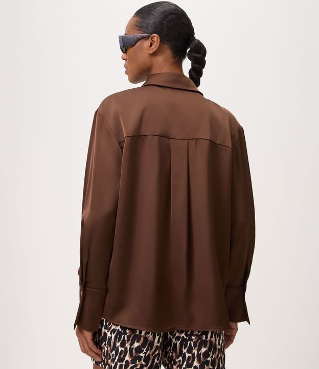 Camisa Satinada con Cuello Clásico 4