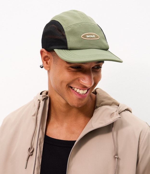 Gorra en Poliamida con Tela Respirable y Bordado