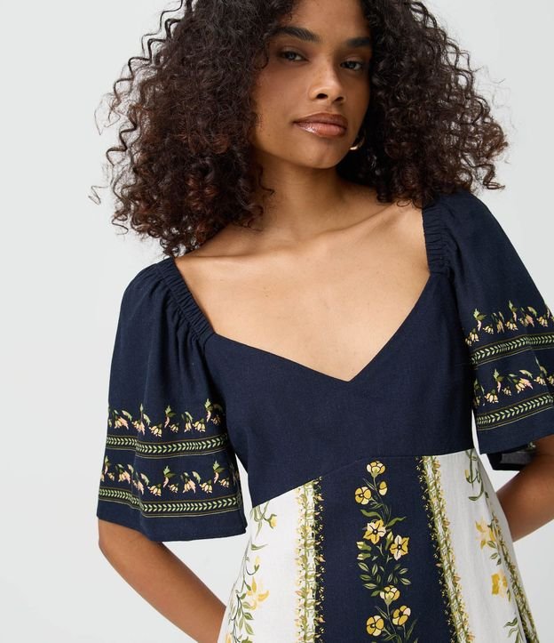 Vestido Evasê con Estampado Floral y Detalles Constrastantes 3