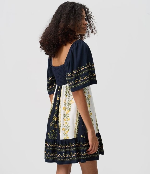 Vestido Evasê con Estampado Floral y Detalles Constrastantes 4