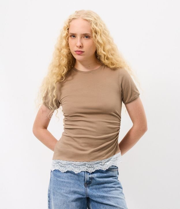 Blusa en Algodón con Encaje Asimétrico en el Bajo y Lateral Torcida