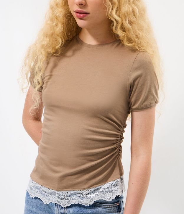 Blusa en Algodón con Encaje Asimétrico en el Bajo y Lateral Torcida 3