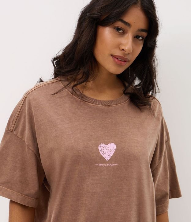 Camisón Corto Desteñido con Estampado de Corazón y Lettering 2